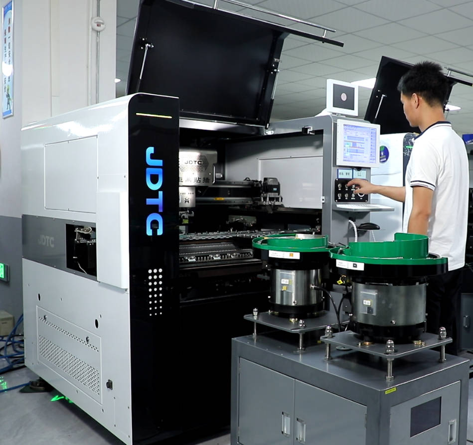 在線立式插件機：自動化生產(chǎn)的智慧之選